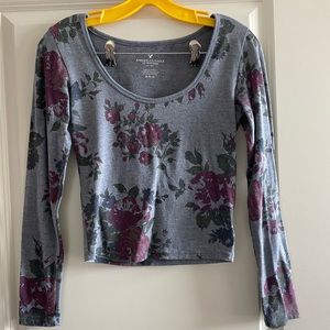 American Eagle medium cute long sleeve crop top with roses!